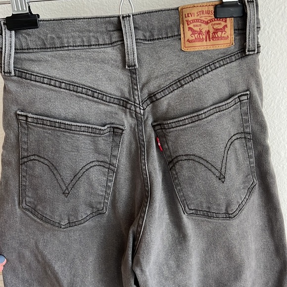 Gently used Levi’s Ribcage Straight Ankle Size 26 jeans. - Picture 6 of 10